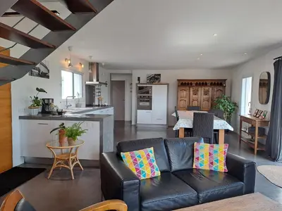 Cuisine ou kitchenette dans l'établissement Maison traditionnelle et moderne avec vue mer