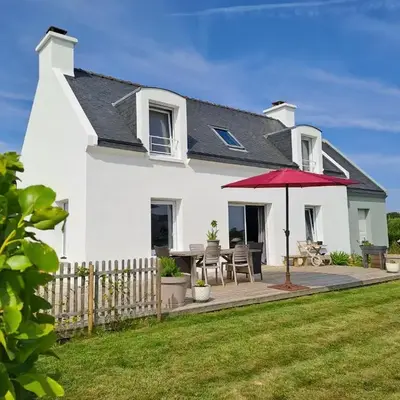 Maison traditionnelle et moderne avec vue mer