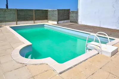 Piscine de l'établissement Echappee relaxante au bord de l ocean a Penmarch ou située à proximité