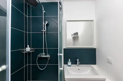 Salle de bains dans l'établissement La Cabane Urbaine