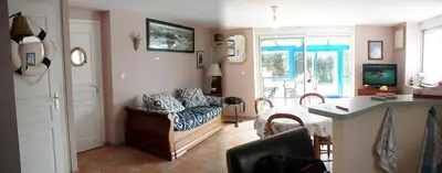 Télévision ou salle de divertissement dans l'établissement T3 RDC 200 m2 de jardin plages à 700 m