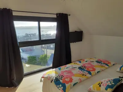 Un ou plusieurs lits dans un hébergement de l'établissement Maison avec vue mer 