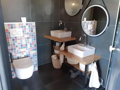 Salle de bains dans l'établissement Maison avec vue mer 