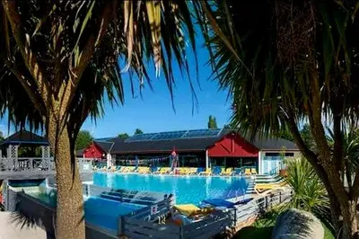Piscine de l'établissement LE PETIT BONHEUR ou située à proximité