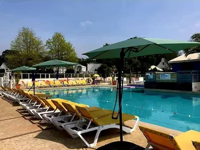 Piscine de l'établissement LE PETIT BONHEUR ou située à proximité