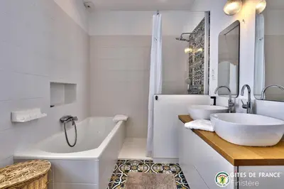 Salle de bains dans l'établissement Magnifique demeure à 15 min des plages 12 adultes