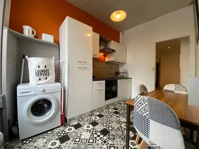 Cuisine ou kitchenette dans l'établissement LE ORANGE - Confort - Wifi - Entre Gare et Centre