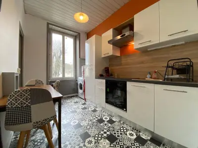Cuisine ou kitchenette dans l'établissement LE ORANGE - Confort - Wifi - Entre Gare et Centre