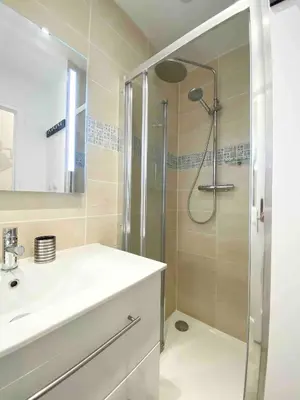 Salle de bains dans l'établissement LE DECO - Confort - Wifi - Luminosité - Entre gare et Centre