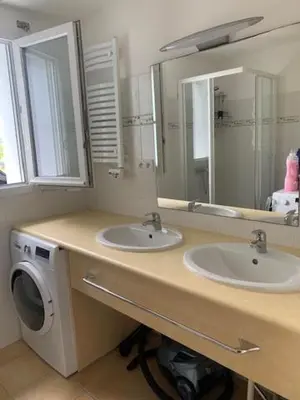 Salle de bains dans l'établissement Maison 400m de la plage