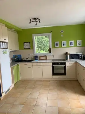 Cuisine ou kitchenette dans l'établissement Maison 400m de la plage