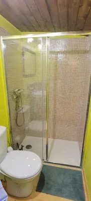 Salle de bains dans l'établissement roulotte Tipergwendiou
