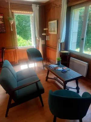 Coin salon dans l'établissement L'échappée, Chambres et Tables d'hôtes