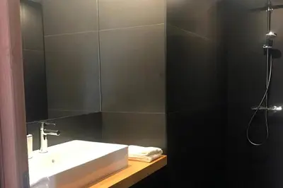 Salle de bains dans l'établissement Saint-Tuge Maison de vacances