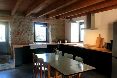 Cuisine ou kitchenette dans l'établissement Saint-Tuge Maison de vacances