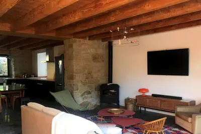 Télévision ou salle de divertissement dans l'établissement Saint-Tuge Maison de vacances