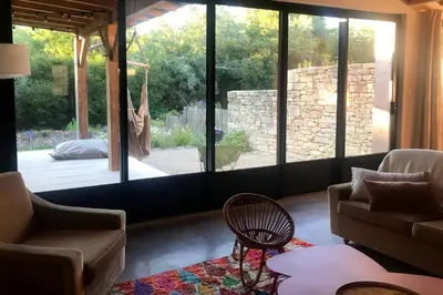 Coin salon dans l'établissement Saint-Tuge Maison de vacances