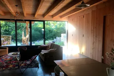 Coin salon dans l'établissement Saint-Tuge Maison de vacances
