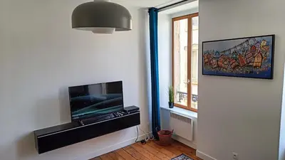 Télévision ou salle de divertissement dans l'établissement Au Fil de soi