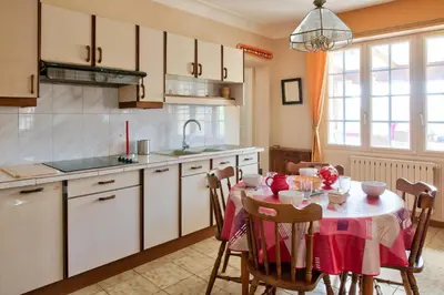 Cuisine ou kitchenette dans l'établissement Maison avec piscine pour 4 adultes, 2 enfants