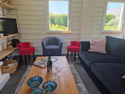 Télévision ou salle de divertissement dans l'établissement Holiday Home in Locquirec near Sandy Beaches