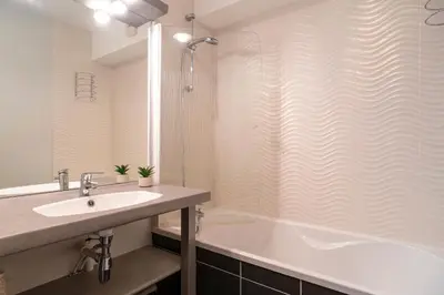 Salle de bains dans l'établissement Les Thermes 521 - Appt proche plage avec piscine partagée