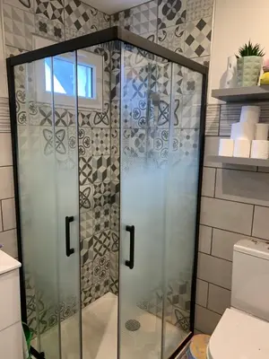 Salle de bains dans l'établissement Maison à Pont-Croix
