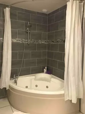 Salle de bains dans l'établissement Maison à Pont-Croix