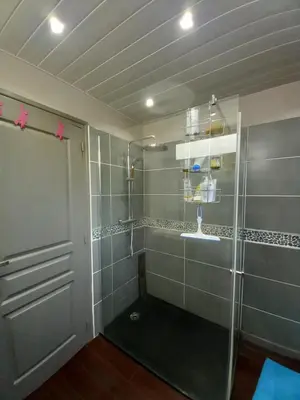 Salle de bains dans l'établissement Maison de vacances à la plage