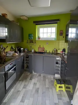 Cuisine ou kitchenette dans l'établissement Maison de vacances à la plage