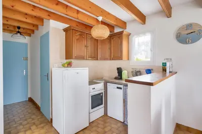 Cuisine ou kitchenette dans l'établissement Plobannalec-Lesconil centre - Maison avec grand jardin