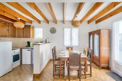 Cuisine ou kitchenette dans l'établissement Plobannalec-Lesconil centre - Maison avec grand jardin