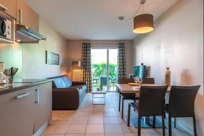 Cuisine ou kitchenette dans l'établissement Les Thermes 427 - Appt avec piscine partagée