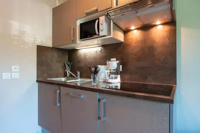 Cuisine ou kitchenette dans l'établissement Les Thermes 427 - Appt avec piscine partagée