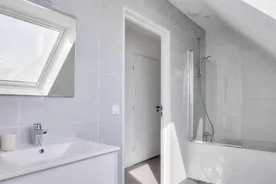 Salle de bains dans l'établissement Maison moderne pour 8 - 300m plage de Pors Carn