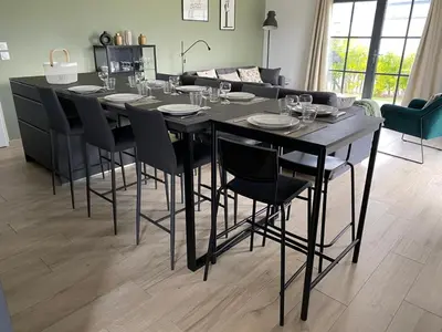 Restaurant ou autre lieu de restauration dans l'établissement Maison moderne pour 8 - 300m plage de Pors Carn
