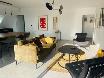 Coin salon dans l'établissement Appartement lumineux et spacieux, terrasse et parking privé