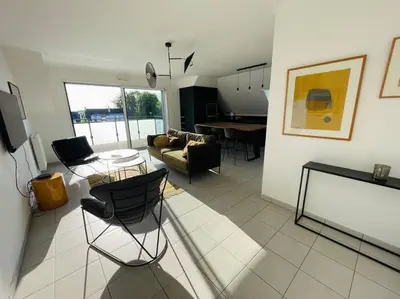 Télévision ou salle de divertissement dans l'établissement Appartement lumineux et spacieux, terrasse et parking privé