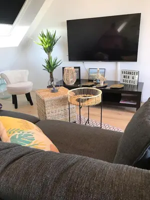 Télévision ou salle de divertissement dans l'établissement Ker-Lina sea view, calm guaranteed