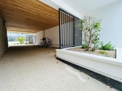 Jardin de l'établissement L'Hermine terrasse et parking, 500 plage