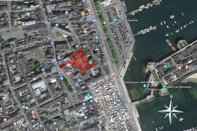 Vue panoramique sur l'établissement L'Hermine terrasse et parking, 500 plage