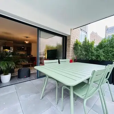 L'Hermine terrasse et parking