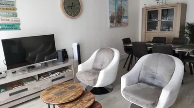 Télévision ou salle de divertissement dans l'établissement Appartement T3 de 74m2 très lumineux vue panoramique mer et plages