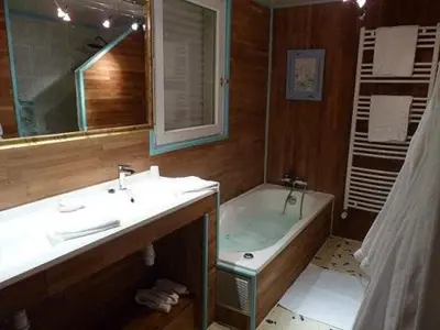 Salle de bains dans l'établissement La Suite du Pêcheur balnéo et terrasse privative Entre terre et mer Chut le Bonheur y est caché !