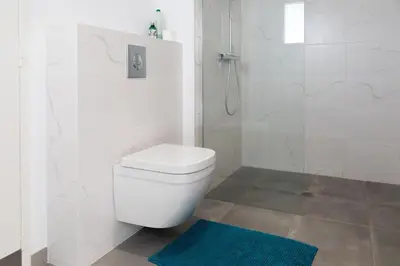 Salle de bains dans l'établissement Villa ELISA Piscine Intérieure partagée chauffée à 29 degrés à 100m de la plage