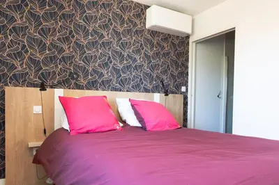 Un ou plusieurs lits dans un hébergement de l'établissement Villa ELISA Piscine Intérieure partagée chauffée à 29 degrés à 100m de la plage