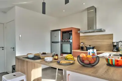 Cuisine ou kitchenette dans l'établissement Villa ELISA Piscine Intérieure partagée chauffée à 29 degrés à 100m de la plage