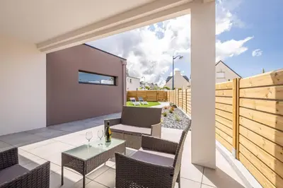 Balcon ou terrasse dans l'établissement Villa ELISA Piscine Intérieure partagée chauffée à 29 degrés à 100m de la plage
