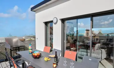 Balcon ou terrasse dans l'établissement Villa ELISA Piscine Intérieure partagée chauffée à 29 degrés à 100m de la plage