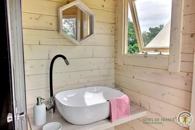 Salle de bains dans l'établissement La tente de kergomar